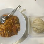 クレイジー餃子 - 新感覚 玉子とトマト炒め980:花巻現地感に誘われてたのんでみたが、おおっとビックリ。全体に熱を閉じこめていて、トマト果肉の青くささを引っぱりながら、醤油と砂糖のみたらしのような味。飲む炒り玉子