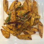 クレイジー餃子 - クレイジー茄子1280:見ためほとんどフライドポテト。クシャッと崩れる食感を狙っている。中身はまるで熱い液体のよう。これで呑んでる人も