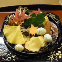 赤坂 菊乃井 - 八寸／壬生菜、しめじ、あん肝、慈姑煎餅、唐墨、新銀杏酒煎り、紅葉烏賊、鴨肝松風、松葉素麺 （2014.11）