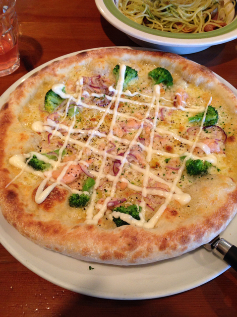 ランチタイムはパスタかピザを選ぶとドリンクバーとサラダバーが食べ