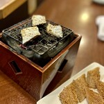 どぜう・四季料理 やぶや - 太刀味醂干し（¥680税込）
      やぶや自家製の太刀魚味醂干しです(^^)
      これは卓上に七輪が出てきて自分で焼くメニュー。
      この太刀魚がふっくらしておいしいの！
      ｳﾏ━ (●>艸<) ━ｽ!!!