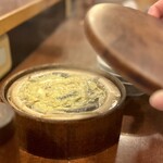 どぜう・四季料理 やぶや - どじょう柳川鍋（¥1,400税込）
      丸柳川鍋とは、どじょうを開かずに丸のまま、ささがきごぼうと一緒に割り下で煮込み、それを卵で綴じたもの。土鍋をグツグツいわして出てきました♪