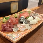 どぜう・四季料理 やぶや - お刺身盛り合わせ（値段不明）
      ねっとりとした赤身、プリっと弾力のある真鯛、湯引きで柔らかくコラーゲンを味わう真鯛の皮、香ばしい炙り太刀魚、包丁を入れることで甘みを増したコウイカ、そして甘い脂の中トロ♡
