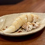 どぜう・四季料理 やぶや - イカいんろう寿司（¥1,100税込）
                                ヤリイカを1分ほど茹でて固くなる前に上げて氷で〆て、その半生の柔らかい身に酢飯が詰めてあります。掛かっているのはさらっと甘みのあるツメ♪