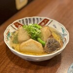 どぜう・四季料理 やぶや - 海老芋揚げ出し（¥840税込）
      海老芋を上新粉で揚げてお出汁に浸してあります。
      ねっとり味わい深い海老芋、上新粉の薄い衣がお出汁を纏って、もうウマいとしかいいようがない！このお出汁だけで酒が飲めます♡