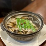 どぜう・四季料理 やぶや - もつ小鍋（¥890税込）
      博多っぽいもつ鍋です♪
      これがまたお出汁が効いてめっちゃウマい！！
      いつものお出汁にニンニクと生姜と鷹の爪、あとはもつから旨みが出るからね、と大将。
      すごいわ〰️(*´ω`*)