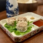 どぜう・四季料理 やぶや - 肉焼売（サービス）
      やぶや定番の肉焼売、粗さの違う3種類の挽き肉を使って、食感に変化を与えてるんですって♪
      肉汁ﾌﾞｼｬｰだしめちゃくちゃウマい！！