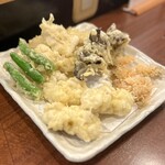 どぜう・四季料理 やぶや - 甘鯛天ぷら（¥1,400税込）
      ふわっふわな甘鯛にサックサクの甘鯛の皮の松笠揚げ♪
      
      白子天ぷら（¥1,100税込）
      サクサクの衣に濃厚な白子、落ちたほっぺたを探すのに苦労するくらいのおいしさ♡