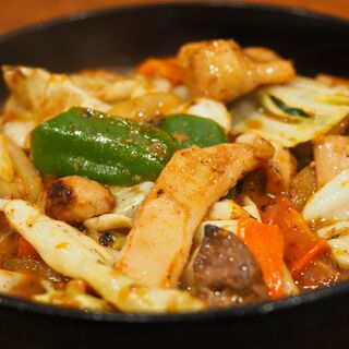 餃子以外にも「手羽先甘辛煮」など、様々なメニューをご用意