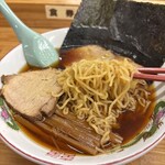 くどうラーメン - 軽い縮れの細麺