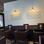 RAKURA COFFEE - カウンター席もある。