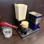 まるかいラーメン - 卓上には「追い醤油」があり地元の方はさらにしょっぱくするようです