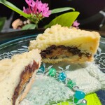 わらびなー - 新2026月餅￥300＿自家製小倉餡、くるみ、デーツ、黒ゴマがぎっしり詰まった本格的な月餅です。上質な圧搾ごま油とてんさい糖で練った生地で、自家製小倉餡、くるみ、デーツ、黒ゴマをたっぷり包みました。本格的な月餅です。