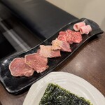 焼肉ホルモン 新井屋 - ホルモン盛り合わせ