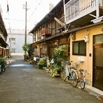 Oonishitei - ビストロがあるようには見えない昭和の香りがする細い路地（一番奥にお店はある）