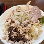 831家 - チャーシュー丼ニンニク豆板醤コショウをかけカスタマイズ