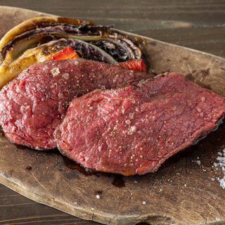 交雑牛の炭火焼や鶏バター、ピチアリオーネなど自慢の逸品料理