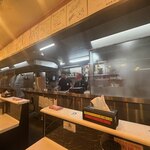 蒙古タンメン中本 - 厨房の様子