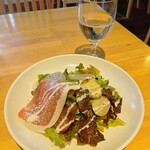 ユーズ・キッチン - サービスランチのサラダと白ワイン