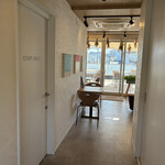 RAKURA COFFEE - 2階に上がると明るい空間