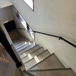 RAKURA COFFEE - 二階がある。少し急だが明るい。