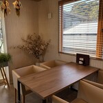 RAKURA COFFEE - テーブル席と