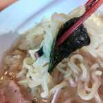 幸楽苑 - 海苔を巻く