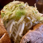 五味五香 - 野菜の量は半端じゃなく、ラーメンだと今年一番の量でした。