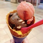 サーティワンアイスクリーム 府中くるる店 - トリプルポップ ワッフルコーン（ベリーミーツピスタチオ・ロッキーロード・月夜のおさつバター黒ごま入り）