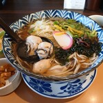 桂木庵 - 牡蠣せりそば1100円(生協レシート提示で990円)✨漬け物、天かす付き♫お茶は温かいほうじ茶でしたがセルフで冷たいのもあります♫