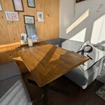 T Room Cafe - 唯一のテーブル席