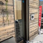 T Room Cafe - 窓ではないよ入口です