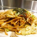 登仁角 - 焼きそば　横から