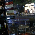 ブラッセルズ 神谷町店 - 大きな窓から外が見える