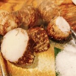 魚～ずまん - お通しのきぬかつぎ、、興奮でブレブレです。。