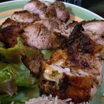 JAH JAH Chicken - 奥がポークで手前がチキンの食べ比べが出来るプレート、オススメです♫