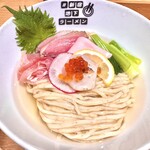 #新宿地下ラーメン - こんな〈あっさり〉みたいな見た目なのに旨みの密度が凄い。