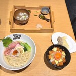 #新宿地下ラーメン - 和食やさんみたいなテーブル。