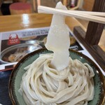 元祖 熊谷うどん 福福 - 上に乗ってる極太うどんリフト。