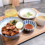 台湾茶専門店ランプ屋 - 魯肉飯・水餃子・味噌汁