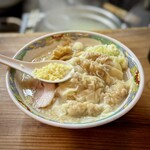 特麺コツ一丁ラーメン - ワンタンは肉肉しくて、味も食べ応えも満足！
もやしも隠れてます(^^)
とってもサービス精神も旺盛なラーメンで、すっかり堪能しちゃいました♪