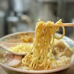 特麺コツ一丁ラーメン - 麺は、太めのワシワシ食べられるタイプ。
思いのほかボリュームたっぷりですが、好みの麺♪
他の方の「麺半分で」のコールに、「なぬ！そんなのが？」と反応してしまいました（笑）