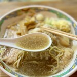 特麺コツ一丁ラーメン - スープが優しいんです。
さらに、「限られたきれいな背脂だけを使っている」とのことで、見た目のインパクトに反して脂っこさ皆無。旨味だけを乗せてくれています。
なんとなく、「品のある背徳」って感じ(^^)