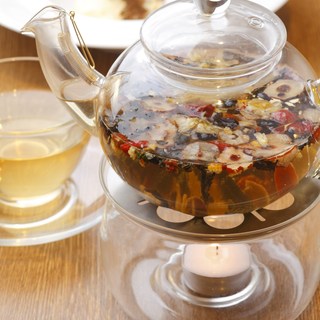 季節のお悩みに合わせたブレンドの薬膳茶＆ハーブティーをどうぞ