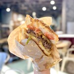 cafe STUDIO - ガーリックチーズメルトバーガー（断面）