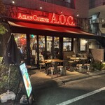 アジアン キュイジーヌ エー・オー・シー - 赤いネオンが目印｡テラスと相まってアジア感のある店構え｡