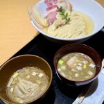 Tokyo Style Noodle ほたて日和 - えーちゃんスープ（左：濃口　右：淡麗）♪