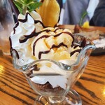 マンマ ヴィヴァーチェ - バナパフェ350円