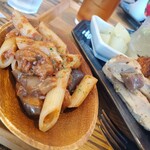 マンマ ヴィヴァーチェ - ペンネアラビアータ   右に見えるのはクリスマスチキン