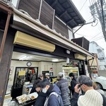 まるき製パン所 - 行列の先頭